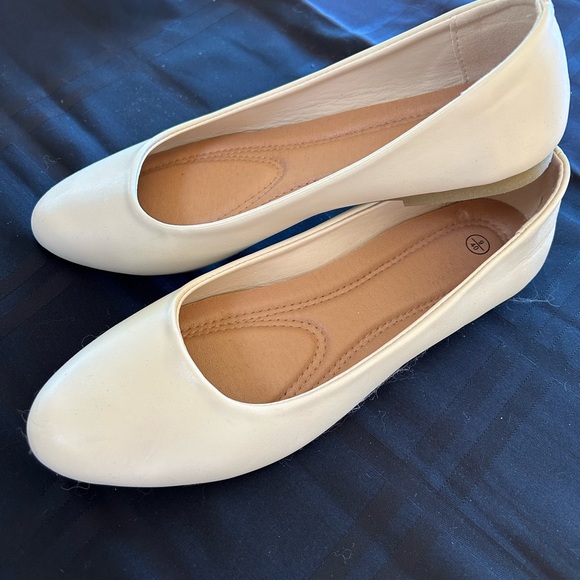 Classic cream flat, like new, size 9 - Picture 2 of 2